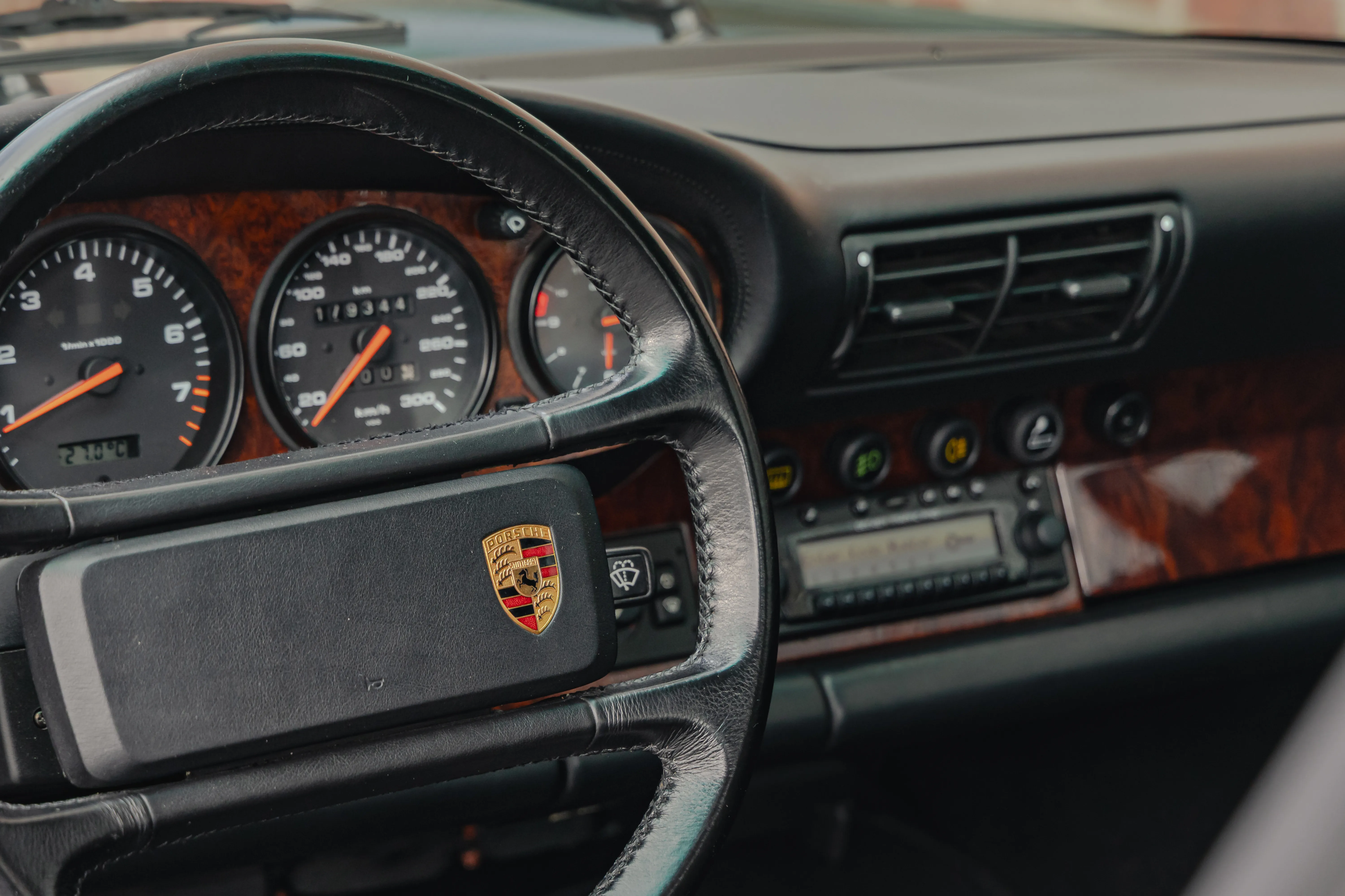 Porsche 964 Carrera 4 - View 6